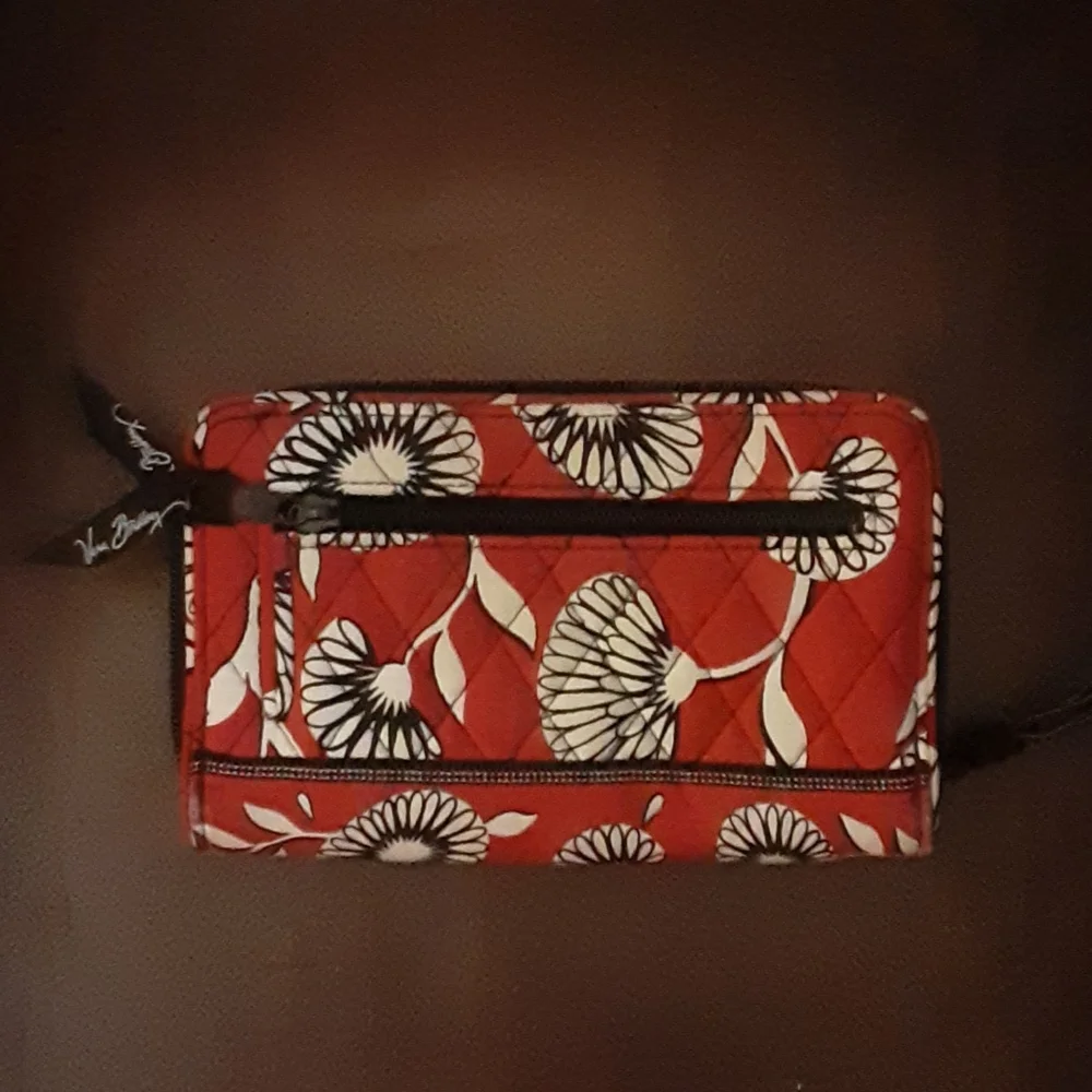 Vera Bradley red black white floral wallet clutch zipper pocket latch 8x5" …EUC⁰ - Picture 2 of 8